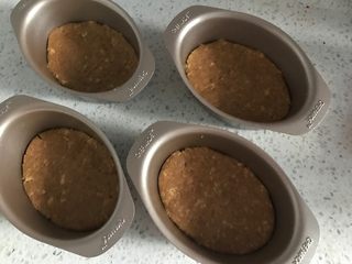 3、百香果芝士蛋糕,装入模具压实