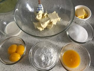 4、百香果芝士蛋糕, 备齐所有材料,百香果去籽,粉类混合