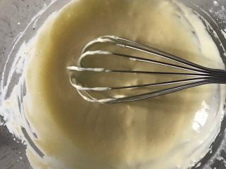 5、百香果芝士蛋糕,奶油奶酪,黄油,牛奶隔水融化搅拌至细滑无颗粒状态后取出