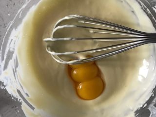 6、百香果芝士蛋糕,加入蛋黄混合均匀