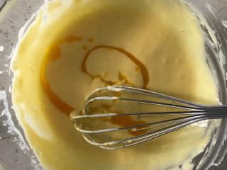 7、百香果芝士蛋糕,倒入百香果果汁,混合均匀