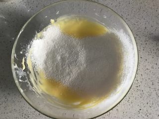 8、百香果芝士蛋糕,筛入粉类混合物