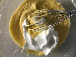 11、百香果芝士蛋糕,取三分之一蛋白霜放入面糊中翻拌均匀