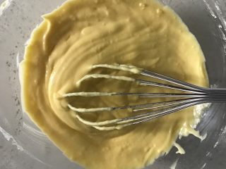 9、百香果芝士蛋糕,搅拌均匀后盖保鲜膜防干,放置一旁备用
