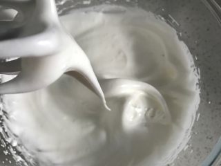 10、百香果芝士蛋糕,蛋清中加入几滴柠檬汁,糖粉三次加入到蛋白中,将蛋白打发至湿性发泡阶段