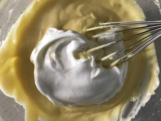 12、百香果芝士蛋糕, 继续取三分之一蛋白霜放入蛋黄糊中同样手法翻拌均匀。