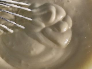 13、百香果芝士蛋糕, 将混合面糊倒入剩余的蛋白霜中,继续翻拌均匀