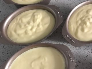 14、百香果芝士蛋糕, 装入模具。约8分满即可。轻震出气泡