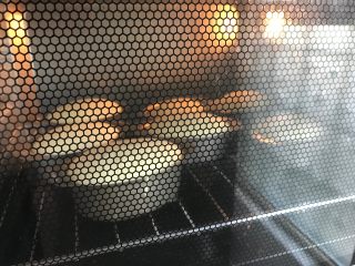 15、百香果芝士蛋糕,放入预热好的烤箱,水浴法150度,65-70分钟左右。表面上色加盖锡纸