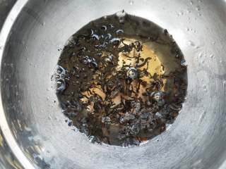 1、立夏要吃茶叶蛋,1、开水浸泡茶叶,如果你喜欢也可以用绿茶,但是绿茶做出来味道会淡许多,而且颜色也会很浅,我觉得红茶还是是比较适合的,如果家里有那种袋泡红茶更好,这样的话茶叶不会弄到哪里都是看,如果有茶包把茶叶包起来也可以,因为茶包用完了,只好散着放了。