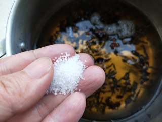 7、立夏要吃茶叶蛋,7、加入盐和一勺酱油