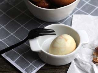 10、立夏要吃茶叶蛋,剥开一个茶叶蛋