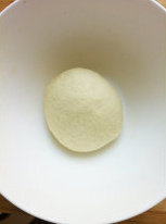 1、鲜虾迷你披萨,混合主料内容，揉成面团醒发至1.5倍大