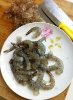 2、鲜虾迷你披萨,鲜虾去头，剥壳，挑出虾线