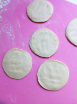 3、鲜虾迷你披萨,醒好的面团分成5等份，擀成小薄饼