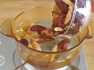 2、18m+红枣糕（宝宝辅食）,首先，红枣去核，冷水下锅~