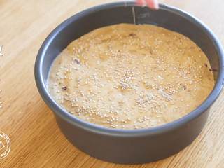 17、18m+红枣糕（宝宝辅食）,撒上白芝麻，烤箱预热5分钟~