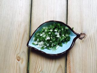 3、中西合璧的馒头鸡蛋披萨,香葱洗干净切成沫备用！