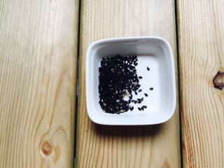 4、中西合璧的馒头鸡蛋披萨,准备好2克的黑芝麻备用！