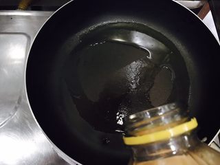 9、中西合璧的馒头鸡蛋披萨,平底锅烧热放入适量的食用油！