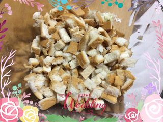 1、土司边太阳蛋,土司边切丁备用