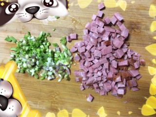 2、土司边太阳蛋,火腿切丁，小葱切碎备用