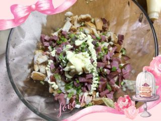 3、土司边太阳蛋,放入沙拉酱和小葱拌均匀