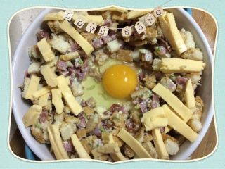 4、土司边太阳蛋,倒入披萨盘中，放一圈中间留出空间打一个鸡蛋，撒上芝士碎或芝士片都可以，放入烤箱200度烤10分钟