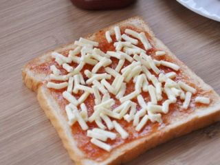 2、披萨,如图，撒一层芝士碎