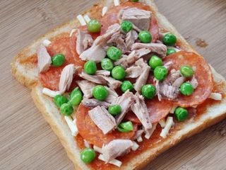 3、披萨,如图，撒一些青豆、鱼肉、腌腊肠