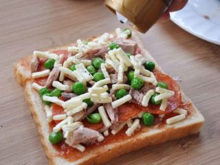 4、披萨,如图，再撒一层芝士碎