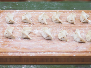 9、和风饺子,包上肉馅。