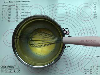 1、玛徳琳,两个鸡蛋打散充分搅匀