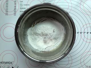 2、玛徳琳,加入糖粉，用打蛋器混合均匀到无颗粒