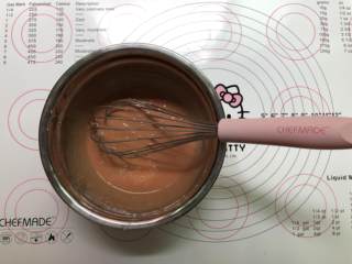 3、玛徳琳,加入混合过筛好的红曲粉、低筋面粉，继续搅拌均匀，不要过度搅拌哦