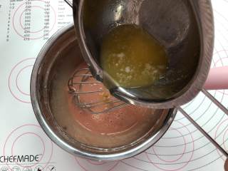 4、玛徳琳,加入融化的黃油搅拌均匀