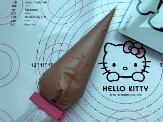 5、玛徳琳,将搅拌好的面糊装进裱花袋，然后密封送进冰箱冷藏两个小时以上