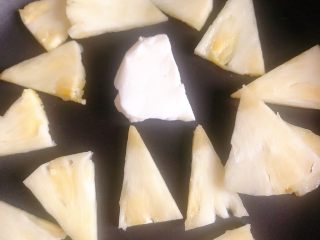 3、菠萝披萨,锅中放入黄油 加入菠萝翻炒去水份