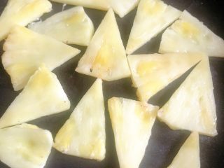 4、菠萝披萨,菠萝水分炒干一点 关火