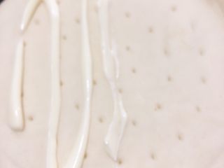 6、菠萝披萨,抹一层沙拉酱