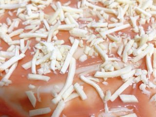 9、菠萝披萨,铺上一层马苏里拉