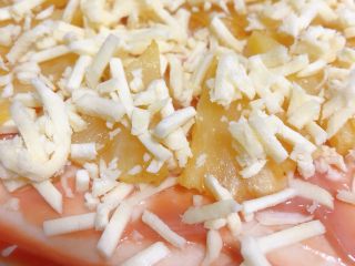 11、菠萝披萨,最后铺一层马苏里拉