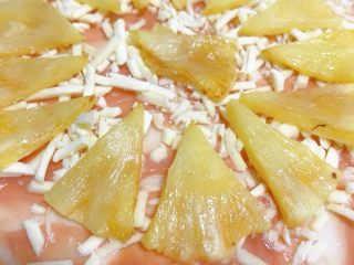 10、菠萝披萨,摆放上菠萝