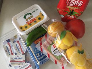 1、披萨,准备好材料