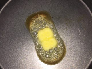 6、披萨,盘子里抹一层黄油