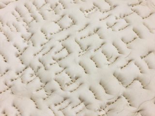 7、披萨,放入发好的面，用叉子叉一些小孔