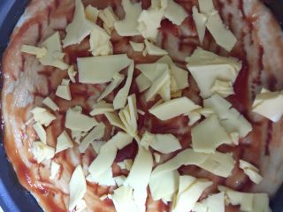 8、披萨,抹一层番茄酱和奶酪