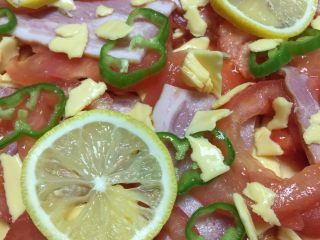 9、披萨,放上其它配料后再撒一层奶酪