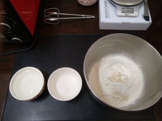 1、鸡肉披萨,将高粉、低粉、酵母、糖称在一起，再分别将水和盐称好。