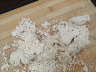 2、鸡肉披萨,用搅拌机将粉和水搅成无水状，如图